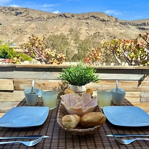 https://harrys-apartment-puerto-de-mogn.in-canary-islands.com